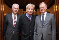 Landeshauptmann Mag. Thomas Stelzer mit dem Jubilar Theodor Guschlbauer (Mitte) beim Empfang des österreichischen Botschafters Dr. Gerhard Jandl (li.) vor wenigen Wochen in Straßburg. Landeshauptmann Mag. Thomas Stelzer mit dem Jubilar Theodor Guschlbauer (Mitte) beim Empfang des österreichischen Botschafters Dr. Gerhard Jandl (li.) vor wenigen Wochen in Straßburg.
