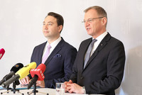 Landeshauptmann Mag. Thomas Stelzer und LH-Stv. Dr. Manfred Haimbuchner Landeshauptmann Mag. Thomas Stelzer und LH-Stv. Dr. Manfred Haimbuchner