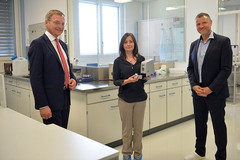 LH Stelzer, Sonja Kierstein und Max Sonnleitner mit dem mobilen Corona-Schnelltest „Made in OÖ“ LH Stelzer, Sonja Kierstein und Max Sonnleitner mit dem mobilen Corona-Schnelltest „Made in OÖ“
