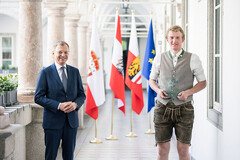 Landeshauptmann Mag. Thomas Stelzer verleiht den 1. Platz des JugendAwards in der Kategorie Vereine an Gabriel Kirchweger von der Landjugend Bezirk Kirchdorf. Landeshauptmann Mag. Thomas Stelzer verleiht den 1. Platz des JugendAwards in der Kategorie Vereine an Gabriel Kirchweger von der Landjugend Bezirk Kirchdorf.