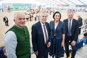 Geschäftsführer DI Dr. Josef Miesenberger (Fleckviehzuchtverband Inn- und Hausruckviertel), BP Dr. Alexander Van der Bellen, BMin Elisabeth Köstinger, LH Mag. Thomas Stelzer. Geschäftsführer DI Dr. Josef Miesenberger (Fleckviehzuchtverband Inn- und Hausruckviertel), BP Dr. Alexander Van der Bellen, BMin Elisabeth Köstinger, LH Mag. Thomas Stelzer.