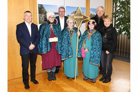 Traditionell besuchten die Hl. 3 Könige das Trauner Rathaus Traditionell besuchten die Hl. 3 Könige das Trauner Rathaus