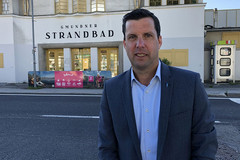 Bürgermeister Krapf vor dem Gmundner Strandbad Bürgermeister Krapf vor dem Gmundner Strandbad