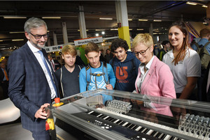 WKOÖ-Präsidentin Doris Hummer (2. v. r.) und LH-Stv. Michael Strugl (l.) mit interessierten Mädchen und Burschen. WKOÖ-Präsidentin Doris Hummer (2. v. r.) und LH-Stv. Michael Strugl (l.) mit interessierten Mädchen und Burschen.