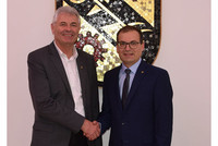 Bürgermeister Josef Sturmair legt mit 31. Dezember 2019 sein Amt nieder. Er hofft, dass sein Wunsch-Nachfolger GV Christian Schöffmann mit einem hohen Votum in der Jänner-Gemeinderatssitzung ausgestattet wird. Bürgermeister Josef Sturmair legt mit 31. Dezember 2019 sein Amt nieder. Er hofft, dass sein Wunsch-Nachfolger GV Christian Schöffmann mit einem hohen Votum in der Jänner-Gemeinderatssitzung ausgestattet wird.