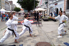 Vereine aus Braunau und Simbach machten den Stadtplatz zum Sportplatz Vereine aus Braunau und Simbach machten den Stadtplatz zum Sportplatz