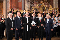 Landeshauptmann a.D. Dr. Josef Pühringer, Landeshauptmann Mag. Thomas Stelzer, Propst Johann Holzinger vom Stift St. Florian, Prof. Franz Farnberger, Markus Stumpner und Dr. Leo Windtner, Obmann des Vereins „Freunde der St. Florianer Sängerknaben“ Landeshauptmann a.D. Dr. Josef Pühringer, Landeshauptmann Mag. Thomas Stelzer, Propst Johann Holzinger vom Stift St. Florian, Prof. Franz Farnberger, Markus Stumpner und Dr. Leo Windtner, Obmann des Vereins „Freunde der St. Florianer Sängerknaben“