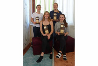 Die erfolgreichen Tapezierer- und Polsterer-Lehrlinge: v. l. Sabine Eckmair, Tamara Kitzmüller, Victoria Schachl und Monika Stöger. Die erfolgreichen Tapezierer- und Polsterer-Lehrlinge: v. l. Sabine Eckmair, Tamara Kitzmüller, Victoria Schachl und Monika Stöger.