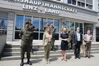 Militärkommandant Brigadier Mag. Dieter Muhr, Verteidigungsministerin Mag. Klaudia Tanner, Landeshauptmannstellvertreterin Mag. Christine Haberlander und Bezirkshauptmann Mag. Manfred Hageneder und Bürgermeister Dr. Christian Kolarik mit den Assistenzsoldaten Militärkommandant Brigadier Mag. Dieter Muhr, Verteidigungsministerin Mag. Klaudia Tanner, Landeshauptmannstellvertreterin Mag. Christine Haberlander und Bezirkshauptmann Mag. Manfred Hageneder und Bürgermeister Dr. Christian Kolarik mit den Assistenzsoldaten