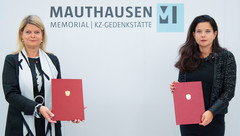 Verteidigungsministerin Klaudia Tanner und Barbara Glück, Direktorin des Mauthausen- Memorial mit den Urkunden. Verteidigungsministerin Klaudia Tanner und Barbara Glück, Direktorin des Mauthausen- Memorial mit den Urkunden.