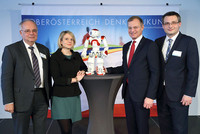 v.l. Prof. Dr. Heinz W. Engl, Mag.a Dr.in Martina Mara, humanoider NAO-Roboter, Landeshauptmann Mag. Thomas Stelzer, Dr. Johann Lefenda v.l. Prof. Dr. Heinz W. Engl, Mag.a Dr.in Martina Mara, humanoider NAO-Roboter, Landeshauptmann Mag. Thomas Stelzer, Dr. Johann Lefenda