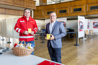 Bürgermeister Ing. Rudolf Scharinger und Wolfgang Eisner (Dienstführender Rotes Kreuz Traun) Bürgermeister Ing. Rudolf Scharinger und Wolfgang Eisner (Dienstführender Rotes Kreuz Traun)