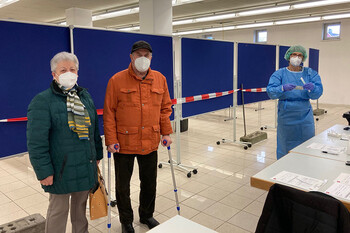 Familie Huber freut sich über das wohnortnahe Testangebot für die ältere Generation in Kronstorf durch die Iris Apotheke Kronstorf Familie Huber freut sich über das wohnortnahe Testangebot für die ältere Generation in Kronstorf durch die Iris Apotheke Kronstorf