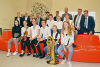 Die Gemeindevertretung der Marktgemeinde Thalheim gemeinsam mit den ausführenden Musikerinnen und Musikern der Landesmusikschule Thalheim. Die Gemeindevertretung der Marktgemeinde Thalheim gemeinsam mit den ausführenden Musikerinnen und Musikern der Landesmusikschule Thalheim.