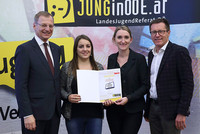 Landeshauptmann Mag. Thomas Stelzer, GRin Julia Breitwieser, GRin Verena Neubauer und Vizebürgermeister Ing. Klaus Mitterhauser bei der Verleihung am 16. November 2017 im Linzer Landhaus. Landeshauptmann Mag. Thomas Stelzer, GRin Julia Breitwieser, GRin Verena Neubauer und Vizebürgermeister Ing. Klaus Mitterhauser bei der Verleihung am 16. November 2017 im Linzer Landhaus.