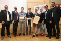 Die erfolgreichen Tischlerlehrlinge mit ihren Gratulanten: v. l. Lehrlingswart Andreas Baumgartner, Gewerbe-Spartenobmann Michael Pecherstorfer, Michael Landl, Elias Feichtinger, Patrick Fischereder, Lehrlingswart-Stv. Claudia Hindinger, LIM Alois Kitzberger, LIM-Stv. Karl Mitheis. Die erfolgreichen Tischlerlehrlinge mit ihren Gratulanten: v. l. Lehrlingswart Andreas Baumgartner, Gewerbe-Spartenobmann Michael Pecherstorfer, Michael Landl, Elias Feichtinger, Patrick Fischereder, Lehrlingswart-Stv. Claudia Hindinger, LIM Alois Kitzberger, LIM-Stv. Karl Mitheis.