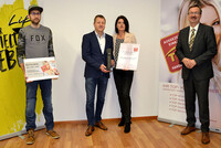 Die Trophy „beliebtester TOP-Handelsbetrieb 2020“ wurde von Spartenobmann Ernst Wiesinger (r.) an Iris und Josef Rechberger überreicht. Der Gewinner des Gutscheins ist Daniel Motz (l.) aus Lenzing. Die Trophy „beliebtester TOP-Handelsbetrieb 2020“ wurde von Spartenobmann Ernst Wiesinger (r.) an Iris und Josef Rechberger überreicht. Der Gewinner des Gutscheins ist Daniel Motz (l.) aus Lenzing.