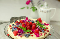 Torte mit Beeren garniert Torte mit Beeren garniert