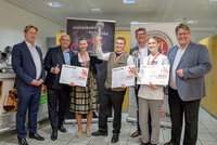 Oberösterreichs beste Nachwuchstouristiker mit ihren Gratulanten: V. l. hotspots-Linz-Obmann LAbg. Michael Nell, Ausbildungsreferent und Hotellerie-Obmann Gerold Royda, Marlene Steininger (Hotel- und Gastgewerbeassistent), Kevin Christopher Sterl (Service), Tourismus-Spartengeschäftsführer Stefan Prahr, Simone Furtlehner (Küche) und Gastronomie-Obmann Thomas Mayr-Stockinger. Oberösterreichs beste Nachwuchstouristiker mit ihren Gratulanten: V. l. hotspots-Linz-Obmann LAbg. Michael Nell, Ausbildungsreferent und Hotellerie-Obmann Gerold Royda, Marlene Steininger (Hotel- und Gastgewerbeassistent), Kevin Christopher Sterl (Service), Tourismus-Spartengeschäftsführer Stefan Prahr, Simone Furtlehner (Küche) und Gastronomie-Obmann Thomas Mayr-Stockinger.