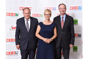 Nach 13 Jahren an der Spitze der oö. Wirtschaftsvertretung übergab beim heutigen Wirtschaftsparlament Rudolf Trauner sein Amt an Doris Hummer. Sie wurde vonn WKÖ-Präsident Christoph Leitl als neue Präsidentin der WKO Oberösterreich angelobt. Nach 13 Jahren an der Spitze der oö. Wirtschaftsvertretung übergab beim heutigen Wirtschaftsparlament Rudolf Trauner sein Amt an Doris Hummer. Sie wurde vonn WKÖ-Präsident Christoph Leitl als neue Präsidentin der WKO Oberösterreich angelobt.