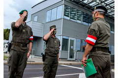 Brigadier Dieter Muhr übergibt den Einsatzbefehl über die Ablöse im Einsatzraum an den übergebenden bzw. übernehmenden Kommandanten. Brigadier Dieter Muhr übergibt den Einsatzbefehl über die Ablöse im Einsatzraum an den übergebenden bzw. übernehmenden Kommandanten.