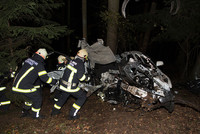 das schwerst beschädigte Unfallfahrzeug das schwerst beschädigte Unfallfahrzeug