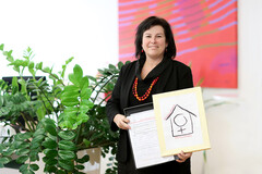 Mehr als 3.000 Unterschriften für hat der Verein Frauenhaus Braunau im Jahr 2017 gesammelt und an Landesrätin Birgit Gerstorfer übergeben Mehr als 3.000 Unterschriften für hat der Verein Frauenhaus Braunau im Jahr 2017 gesammelt und an Landesrätin Birgit Gerstorfer übergeben