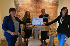 v.l.n.r.: iFF-Landesobfrau Nabg. Rosa Ecker, MBA; iFF – Obfrau Urfahr Umgebung Sandra Schobesberger; Wirt der Retro Café-Bar Alfred Hemala; Irene Fellner v.l.n.r.: iFF-Landesobfrau Nabg. Rosa Ecker, MBA; iFF – Obfrau Urfahr Umgebung Sandra Schobesberger; Wirt der Retro Café-Bar Alfred Hemala; Irene Fellner