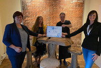 v.l.n.r.: iFF-Landesobfrau Nabg. Rosa Ecker, MBA; iFF – Obfrau Urfahr Umgebung Sandra Schobesberger; Wirt der Retro Café-Bar Alfred Hemala; Irene Fellner v.l.n.r.: iFF-Landesobfrau Nabg. Rosa Ecker, MBA; iFF – Obfrau Urfahr Umgebung Sandra Schobesberger; Wirt der Retro Café-Bar Alfred Hemala; Irene Fellner