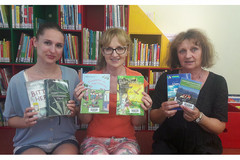 Bibliothekarinnen Isabelle Janko, BSc, Manuela Mösengruber und Karin Pichler (von links) mit Urlaubs-Lektüre Bibliothekarinnen Isabelle Janko, BSc, Manuela Mösengruber und Karin Pichler (von links) mit Urlaubs-Lektüre