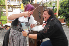 Auf ihr Kommen freuen sich Rebecca Krifter & Ursula Jura Auf ihr Kommen freuen sich Rebecca Krifter & Ursula Jura