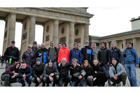Die Schüler/-innen der Klasse 4aMod der Berufsschule Attnang besuchten im Rahmen ihrer viertägigen Exkursion nach Berlin auch das Brandenburger Tor. Die Schüler/-innen der Klasse 4aMod der Berufsschule Attnang besuchten im Rahmen ihrer viertägigen Exkursion nach Berlin auch das Brandenburger Tor.