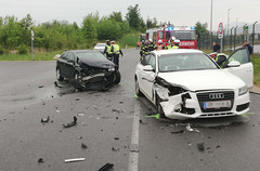 Aufräumarbeiten an der Unfallstelle Aufräumarbeiten an der Unfallstelle