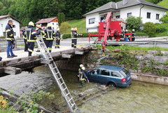 Fahrzeugbergung aus der Aurach Fahrzeugbergung aus der Aurach