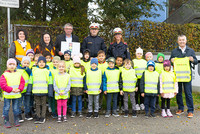 Bürgermeister Ing. Rudolf Scharinger und Vizebürgermeister Peter Aichmayr sowie Raimund Grabner und GrInsp Sylvia Brandtner von der Trauner Stadtpolizei mit den Kindern des Kindergartens St. Dionysen II und ihren Pädagoginnen. Bürgermeister Ing. Rudolf Scharinger und Vizebürgermeister Peter Aichmayr sowie Raimund Grabner und GrInsp Sylvia Brandtner von der Trauner Stadtpolizei mit den Kindern des Kindergartens St. Dionysen II und ihren Pädagoginnen.