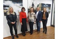 Karin Hujber (Koordinatorin der GIGA Ansfelden), Landtagsabgeordnete Renate Heitz, die Künstlerin Monika Falkner-Woutschuk, der designierte Bürgermeister Christian Partoll und Abteilungsleiterin Evelyne Schmid (v.l.) Karin Hujber (Koordinatorin der GIGA Ansfelden), Landtagsabgeordnete Renate Heitz, die Künstlerin Monika Falkner-Woutschuk, der designierte Bürgermeister Christian Partoll und Abteilungsleiterin Evelyne Schmid (v.l.)