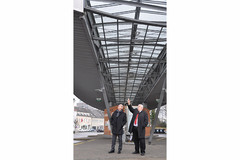 Bürgermeister Hackl (links) und Vizebürgermeister Hauser überzeugen sich von der Qualität der neuen Video-Überwachung beim städtischen Busbahnhof. Bürgermeister Hackl (links) und Vizebürgermeister Hauser überzeugen sich von der Qualität der neuen Video-Überwachung beim städtischen Busbahnhof.