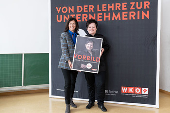 Viktoria Stranzinger (r.) und Margit Angerlehner, WKOÖ-Vizepräsidentin und Landesvorsitzende von Frau in der Wirtschaft. Viktoria Stranzinger (r.) und Margit Angerlehner, WKOÖ-Vizepräsidentin und Landesvorsitzende von Frau in der Wirtschaft.