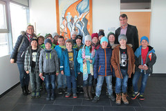 Bgm. Schaur, Klassenlehrerin und VS-Kinder Bgm. Schaur, Klassenlehrerin und VS-Kinder