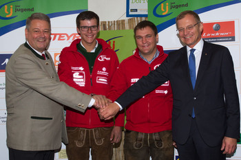 Die WM-Teilnehmer Stefan Steiner und hannes Heigl mit Landwirtschaftsminister Andrä Rupprechter und Landeshauptmann Mag. Thomas Stelzer Die WM-Teilnehmer Stefan Steiner und hannes Heigl mit Landwirtschaftsminister Andrä Rupprechter und Landeshauptmann Mag. Thomas Stelzer
