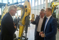 V. l.: Florian Teufelberger, Geschäftsführer des Welser Seileerzeugers Teufelberger, Josef Kinast, Obmann-Stv. der Sparte Industrie, und Martin Lehner, Vorstandsvorsitzender von Wacker Neuson. V. l.: Florian Teufelberger, Geschäftsführer des Welser Seileerzeugers Teufelberger, Josef Kinast, Obmann-Stv. der Sparte Industrie, und Martin Lehner, Vorstandsvorsitzender von Wacker Neuson.