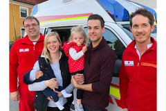 Die Eltern Jennifer & Martin mit Raphael und seiner großen Schwester Magdalena beim Besuch beim Roten Kreuz mit den Rettungssanitätern Roland Weißenböck (links) und Jürgen Spitzenberger (rechts) Die Eltern Jennifer & Martin mit Raphael und seiner großen Schwester Magdalena beim Besuch beim Roten Kreuz mit den Rettungssanitätern Roland Weißenböck (links) und Jürgen Spitzenberger (rechts)