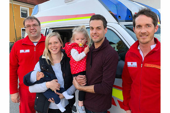 Die Eltern Jennifer & Martin mit Raphael und seiner großen Schwester Magdalena beim Besuch beim Roten Kreuz mit den Rettungssanitätern Roland Weißenböck (links) und Jürgen Spitzenberger (rechts) Die Eltern Jennifer & Martin mit Raphael und seiner großen Schwester Magdalena beim Besuch beim Roten Kreuz mit den Rettungssanitätern Roland Weißenböck (links) und Jürgen Spitzenberger (rechts)