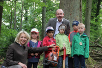 Landesforstdirektorin HRin DIin Elfriede Moser und Agrar-Landesrat Max Hiegelsberger beim Besuch einer Waldschule Landesforstdirektorin HRin DIin Elfriede Moser und Agrar-Landesrat Max Hiegelsberger beim Besuch einer Waldschule
