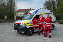 Ob im Rettungsdienst, in den Freiwilligen Sozialen Diensten, in der Jugendarbeit oder im Blutspendedienst: Das OÖ Rote Kreuz hat die passende Jacke für jeden. Ob im Rettungsdienst, in den Freiwilligen Sozialen Diensten, in der Jugendarbeit oder im Blutspendedienst: Das OÖ Rote Kreuz hat die passende Jacke für jeden.