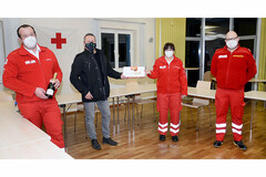 Heinz Eckerstorfer (2. von links) mit den Rettungssanitätern Christoph Augeneder-Fleck, Heidi Rathmayr und Frank Langfellner Heinz Eckerstorfer (2. von links) mit den Rettungssanitätern Christoph Augeneder-Fleck, Heidi Rathmayr und Frank Langfellner