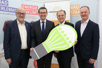 V.l.: Hermann Wimmer, Präsident Messe Wels, Wirtschafts-und Energie-Landesrat Markus Achleitner, DI Dr. Gerhard Dell, Geschäftsführer OÖ Energiesparverband, und Dir. Mag. Robert Schneider, Geschäftsführer Messe Wels GmbH. V.l.: Hermann Wimmer, Präsident Messe Wels, Wirtschafts-und Energie-Landesrat Markus Achleitner, DI Dr. Gerhard Dell, Geschäftsführer OÖ Energiesparverband, und Dir. Mag. Robert Schneider, Geschäftsführer Messe Wels GmbH.