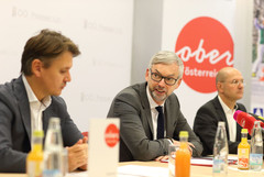 V.l.: Mag. Andreas WINKELHOFER (GF Oberösterreich Tourismus), Wirtschafts- und Tourismusreferent LH-Stv. Dr. Michael STRUGL und Mag. Gerald PASCHINGER (GF Hochficht Bergbahnen GmbH). V.l.: Mag. Andreas WINKELHOFER (GF Oberösterreich Tourismus), Wirtschafts- und Tourismusreferent LH-Stv. Dr. Michael STRUGL und Mag. Gerald PASCHINGER (GF Hochficht Bergbahnen GmbH).