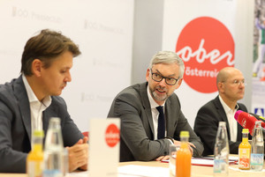 V.l.: Mag. Andreas WINKELHOFER (GF Oberösterreich Tourismus), Wirtschafts- und Tourismusreferent LH-Stv. Dr. Michael STRUGL und Mag. Gerald PASCHINGER (GF Hochficht Bergbahnen GmbH). V.l.: Mag. Andreas WINKELHOFER (GF Oberösterreich Tourismus), Wirtschafts- und Tourismusreferent LH-Stv. Dr. Michael STRUGL und Mag. Gerald PASCHINGER (GF Hochficht Bergbahnen GmbH).