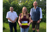 Bürgermeister Bernhard Winkler-Ebner und Bezirksparteiobmann Christian Dörfel mit der Gewinnerin Katharina Kronegger Bürgermeister Bernhard Winkler-Ebner und Bezirksparteiobmann Christian Dörfel mit der Gewinnerin Katharina Kronegger